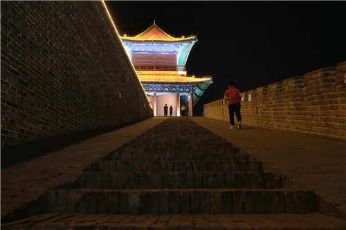 為了保護文物,消減火災隱患,正定縣的旅游點,參觀者必須接受禁帶火種檢查。-河寧 攝.jpg
